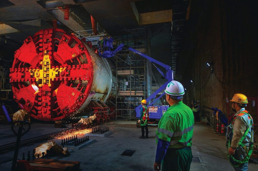 Thiết bị đào hầm TBM và công nhân kỹ thuật trong ảnh minh họa