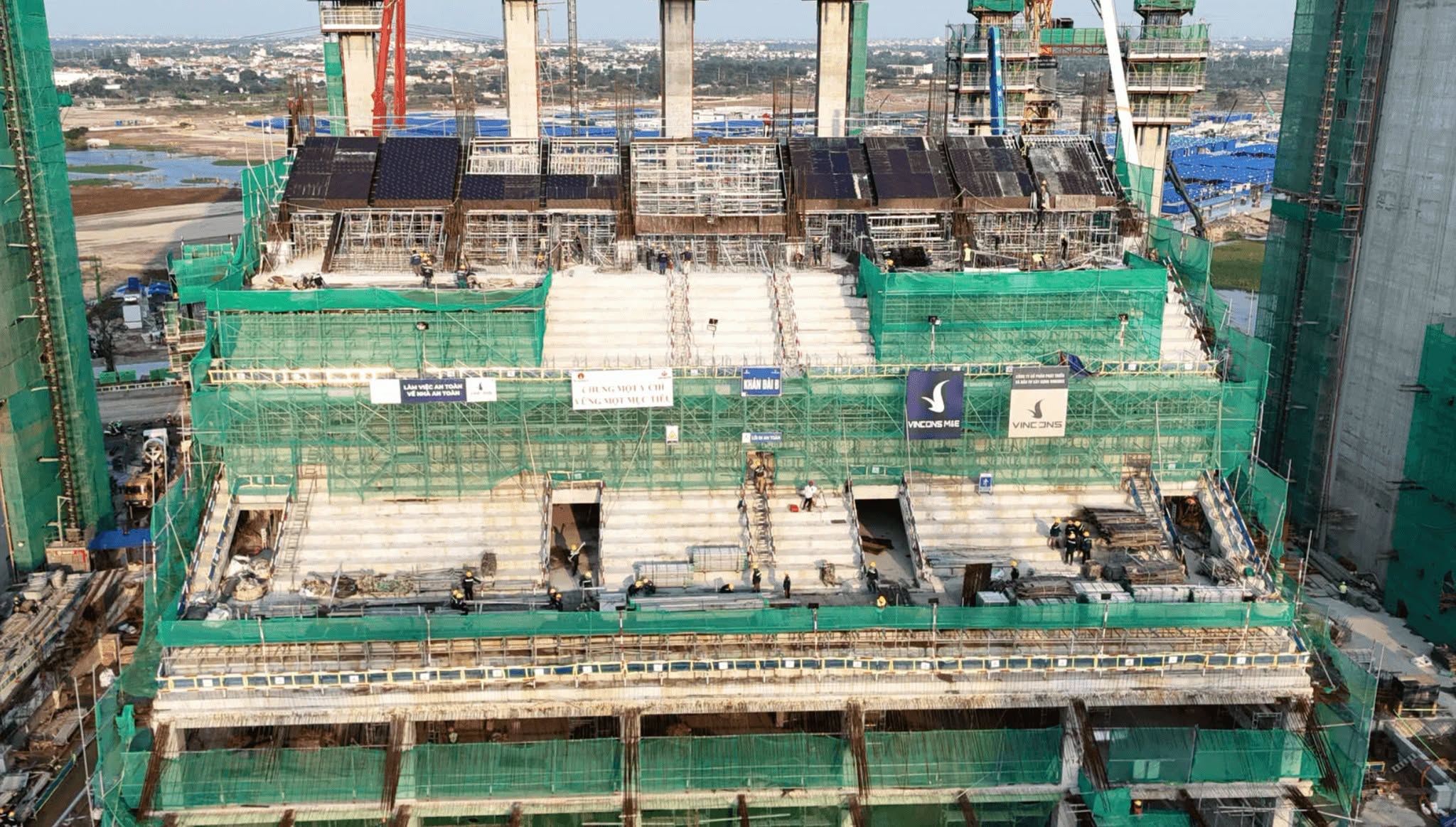 Tiến độ xây dựng khu khán đài svđ Vinfast Trống Đồng cập nhật tháng 10/2026